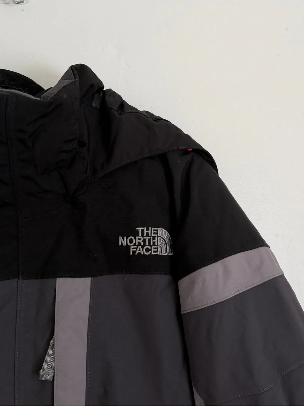 The North Face HyVent Hooded Insulated Ski Jacket Mens XL Black Gray Full Zip